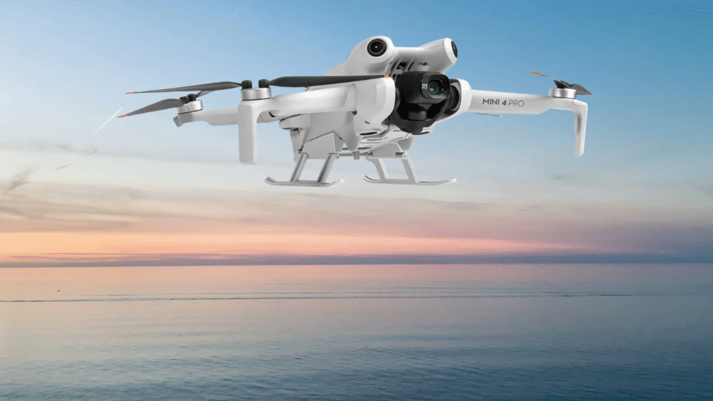 Figura del DJI Mini 4 Pro con un fondo de atmósfera y mar