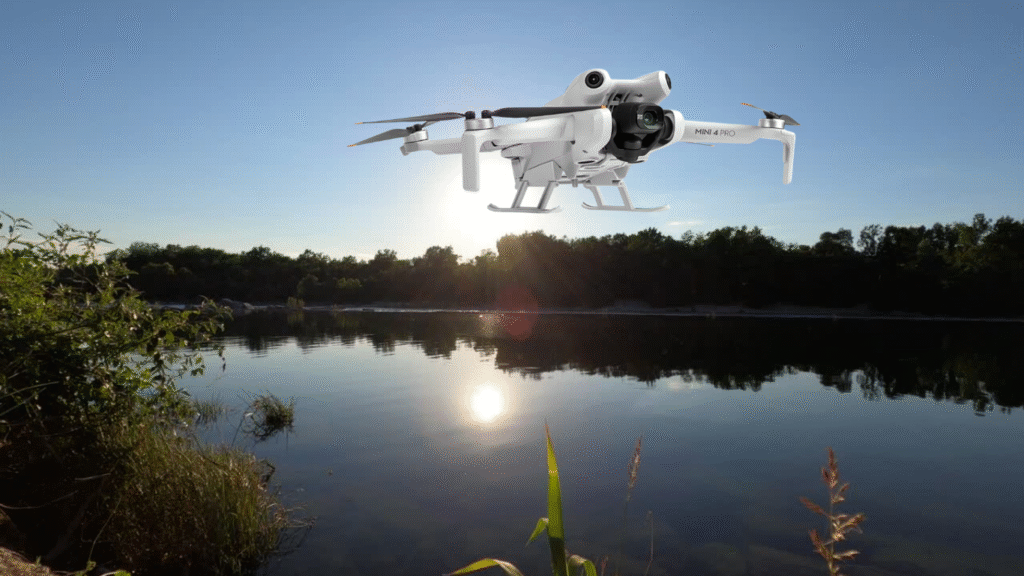 Figura del DJI Mini 4 Pro con un fondo de paisaje natural